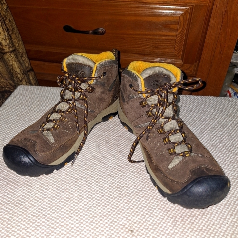 Keen Women's Brown Hiking Boots In A Size 8.5. Outdoor, camping, Hiking. EUC.